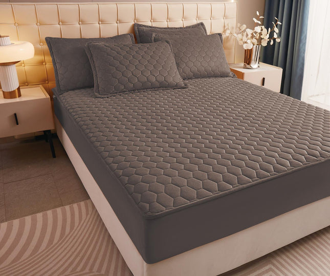 Husa Pufoasa de Pat din Catifea Matlasata+ 2 Fete de Perna - Gri inchis - Cod TP07