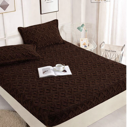 Set Husa Pufoasa de Pat Cocolino cu Elastic + 2 Fete de Perna - Maro Inchis