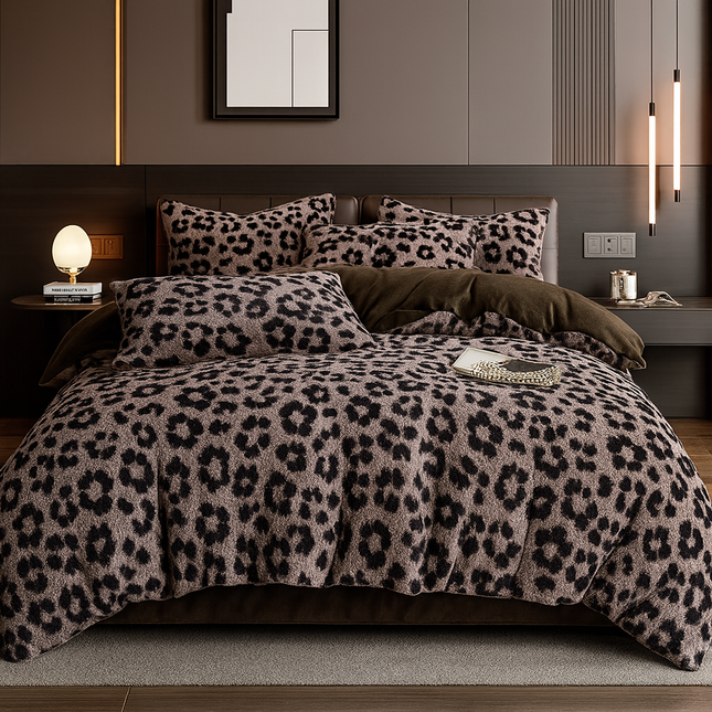 Set Lenjerie Cocolino 6 Piese Pat Dublu Bej cu Blanita Artificiala de Nurca - Model Animal Print Cod - LCN01