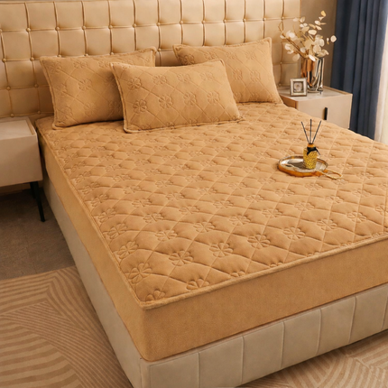 Husa Pufoasa de Pat din Catifea Matlasata + 2 Fete de Perna-Bej