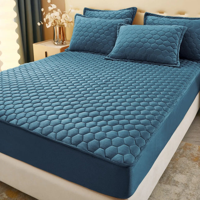 Husa Pufoasa de Pat din Catifea Matlasata+ 2 Fete de Perna - Albastru - Cod TP01