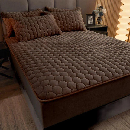 Husa Pufoasa de Pat din Catifea Matlasata+ 2 Fete de Perna - Ciocolata - Cod TP03