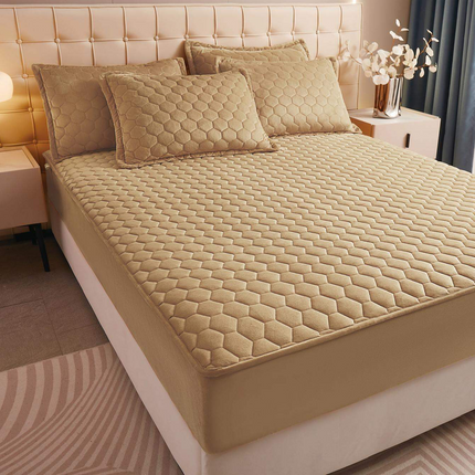 Husa Pufoasa de Pat din Catifea Matlasata+ 2 Fete de Perna -Caramel - Cod TP05