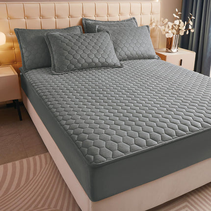 Husa Pufoasa de Pat din Catifea Matlasata+ 2 Fete de Perna - Gri deschis - Cod TP06