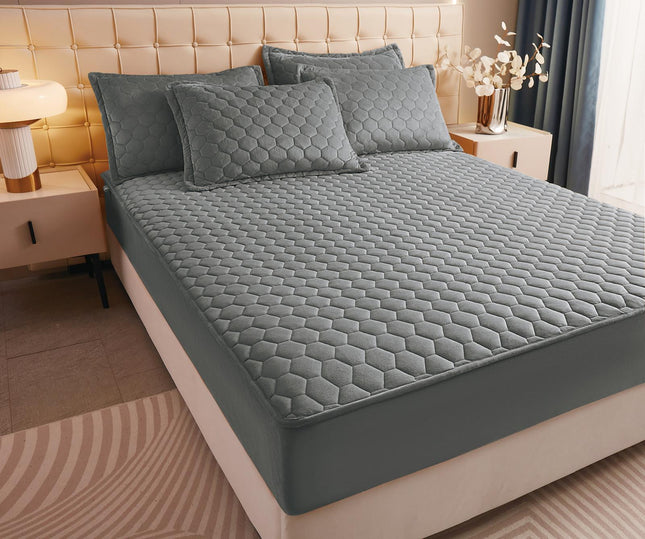 Husa Pufoasa de Pat din Catifea Matlasata+ 2 Fete de Perna - Gri deschis - Cod TP06