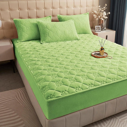 Husa Pufoasa de Pat din Catifea Matlasata 160x200 + 2 fete de perna - Verde deschis