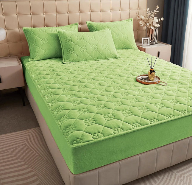 Husa Pufoasa de Pat din Catifea Matlasata 160x200 + 2 fete de perna - Verde deschis