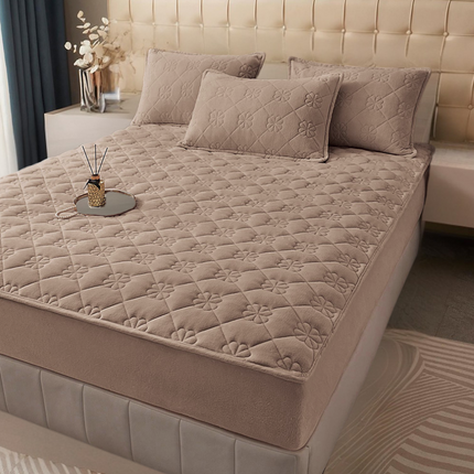 Husa Pufoasa de Pat din Catifea Matlasata + 2 Fete de Perna - Maro Deschis