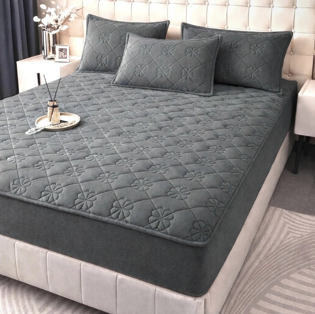 Husa Pufoasa de Pat din Catifea Matlasata+ 2 Fete de Perna-Gri Inchis