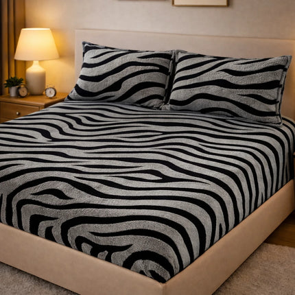 Husa de pat Cocolino cu elastic + 2 fete de perna, model zebra catifelat  COD : HP6