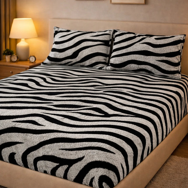 Husa de pat Cocolino cu elastic + 2 fete de perna, model zebra catifelat  COD : HP1