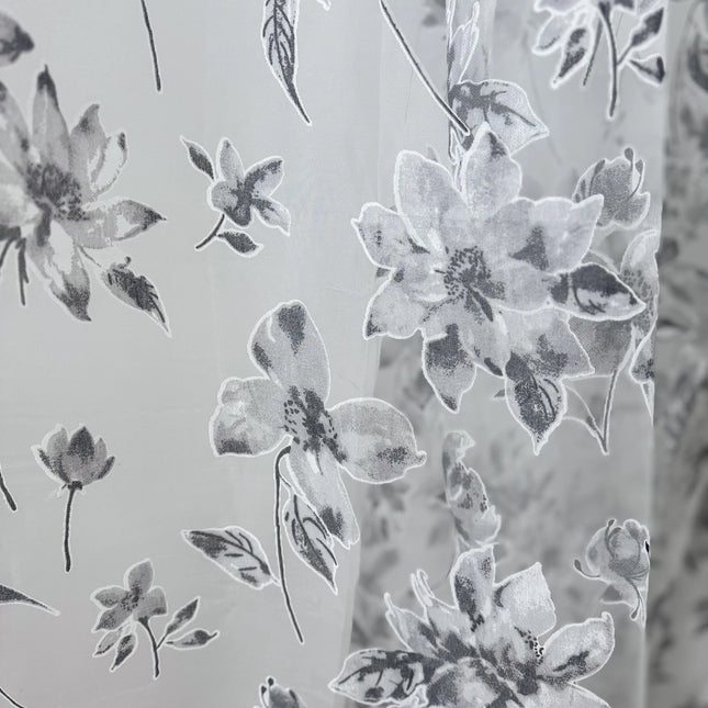 Perdea Organza Imprimata 2,7m x 4m - Gata Cusuta cu Tiv si Rejansa, Model Flori Gri Cod PO3